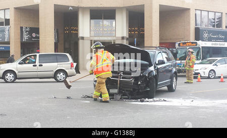 London, Ontario, Canada - Mai 03, 2016 : les pompiers répondent à un accident deux véhicules avec deux voitures détruites dans la rue Banque D'Images