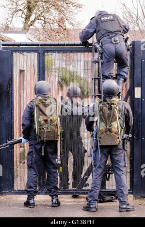 Belfast, Irlande du Nord. 26 Jan 2011 - Les agents techniques de l'Armée accompagnée par la police armée Rechercher Maisons et jardins d'explosifs Banque D'Images