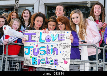 Les fans attendre pour essayer d'attraper un aperçu de la chanteuse pop canadienne Justin Bieber. Banque D'Images