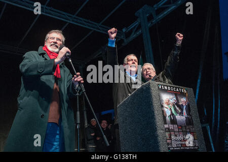 Londonderry. L'Irlande du Nord. 30 Jan 2011 - Frankie Jackie Duddy, dont le frère a été l'une des victimes de Bloody Sunday, avec John Kelly célébrer comme Gerry Adams donne un discours à la dernière marche commémorative officielle. Banque D'Images