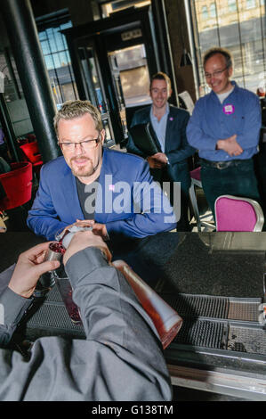 Belfast, en Irlande du Nord - 01 mai 2011 - L'humoriste et acteur Eddie Izzard échantillons la 'OUI' Cocktail à Belfast's Malmaison Hotel alors qu'il faisait campagne pour les gens à voter "oui" au Vote Alternatif Banque D'Images