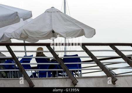 Bâtiment en forme de bateau dans le village de Santoña province de Cantabria, Espagne, Europe. Banque D'Images