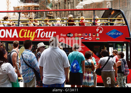 Arrêt de bus touristiques. La basilique et l'Église expiatoire de la Sainte Famille, Temple Expiatori Basílica je de la Sagrada Família, Barcelone Banque D'Images