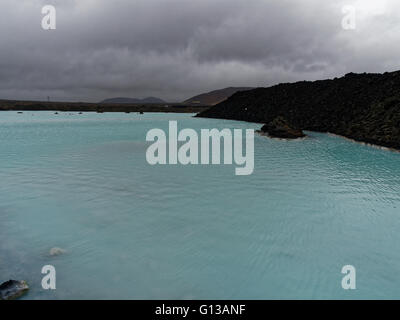 Les eaux bleu chaud et des gisements minéraux du Blue Lagoon, Islande, Svartsengi Banque D'Images