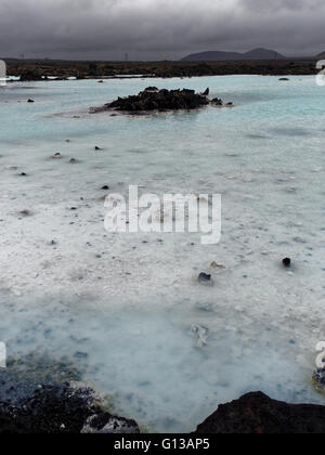 Les eaux bleu chaud et des gisements minéraux du Blue Lagoon, Islande, Svartsengi Banque D'Images