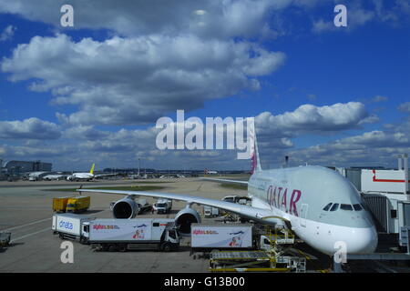 Qatar Airways Airbus A380-800 d'être chargés sur le stand à l'aéroport Heathrow de Londres Banque D'Images