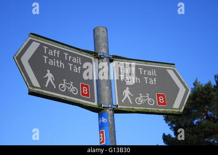 Inscription en anglais et gallois indiquant le Taff Trail, Cardiff, Pays de Galles, Royaume-Uni Banque D'Images