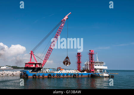 Mer flottante industrielle crane pour transporter les pierres et rochers Banque D'Images