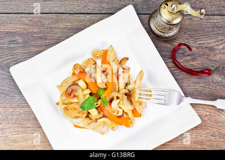 Le Poulet aux noix de cajou et de paprika doux grillés. Asiatique, Thai Banque D'Images