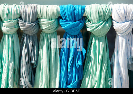 Vert et Bleu Mesdames foulards dans une boutique touristique. La Crète. La Grèce. L'horizontale Banque D'Images