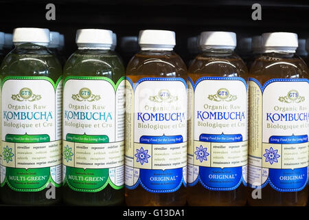 Bouteilles de matières organiques en Kombucha grocery store Banque D'Images