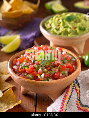 Un délicieux salsa fait maison pico de gallo avec tomate, oignon, citron vert, coriandre et piment jalapeno. Banque D'Images