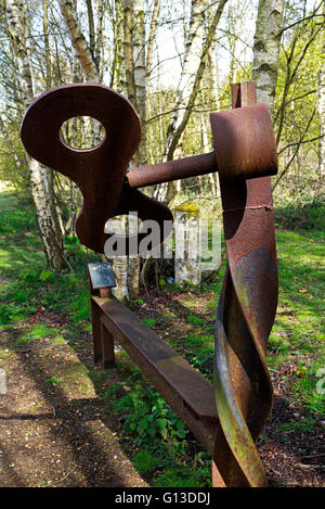 Une sculpture de rail sur le mile marker Marriott's Way à chemin Lenwade, Norfolk, Angleterre, Royaume-Uni. Banque D'Images