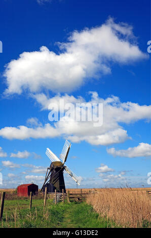 Vue d'Herringfleet Herringfleet au moulin de Drainage Smock, Suffolk, Angleterre, Royaume-Uni. Banque D'Images