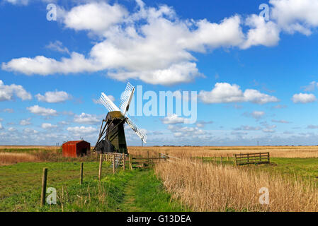 Vue d'Herringfleet Drainage Smock Mill et marais dans Herringfleet, Suffolk, Angleterre, Royaume-Uni. Banque D'Images