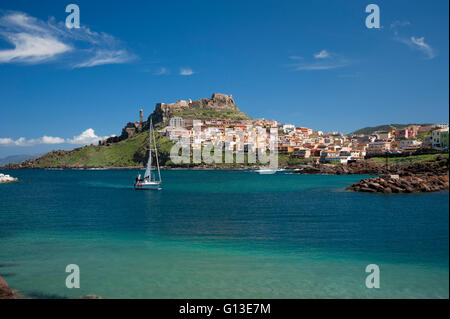 Castelsardo, Sassari, Sardaigne, Italie, 10/4/2016.Bateau à voile sur la mer en face de la ville colorée de Castelsardo, près du port. Banque D'Images