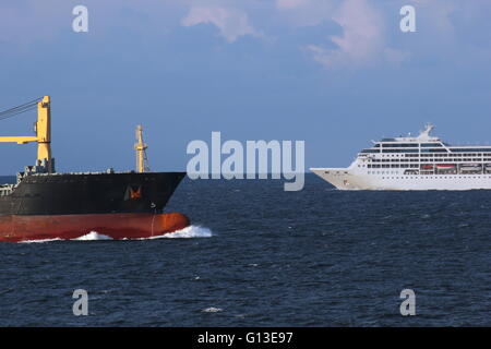 Ferry et bateau de marchandises dans les eaux libres. Banque D'Images