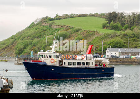 Le ferry du terminal pétrolier local 'Mald of the Isles' s'approche du quai de Bantry Harbor, West Cork, Irlande. Banque D'Images