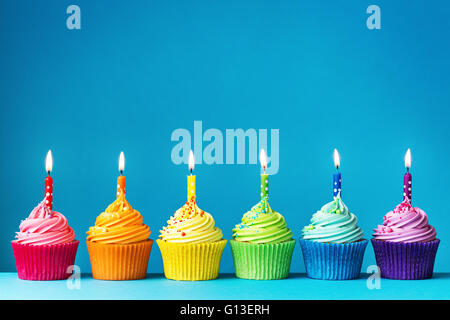 Cupcakes d'anniversaire en couleurs arc-en-ciel Banque D'Images