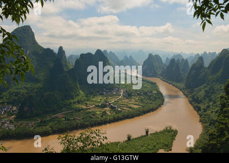 Vue à vol d'oiseau de la rivière Li de Xianggong Mountain, Xingping, région autonome du Guangxi, Chine Banque D'Images