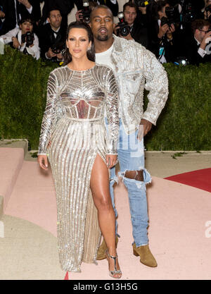 La ville de New York, USA - 2 mai 2016 : Kim Kardashian et Kanye West assister à la 2016 Gala a rencontré Banque D'Images