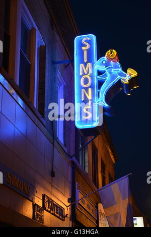 L'enseigne au néon avec viking 1934 logo poisson pour Simon's pub dans le quartier d'Andersonville côté nord de Chicago. Banque D'Images