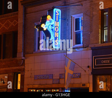 L'enseigne au néon avec viking 1934 logo poisson pour Simon's pub dans le quartier d'Andersonville côté nord de Chicago. Banque D'Images