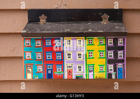 Une boîte aux lettres peintes avec l'emblématique en rangée (rangée Jellybean) au centre-ville de Saint-Jean, Île d'Avalon, à Terre-Neuve, Canada. Banque D'Images