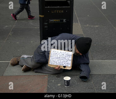 Homme de Roms qui mendient dans la rue près de l'Écosse Glasgow bin U.K Banque D'Images