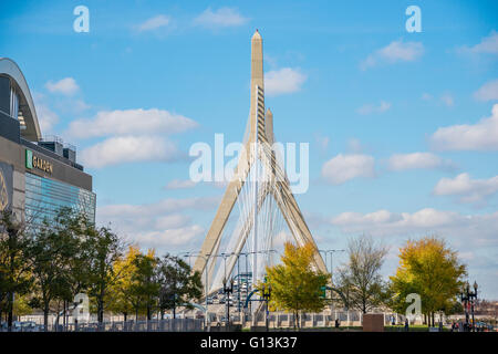 Photo de la Leonard P. Zakim Bunker Hill Memorial Bridge de Boston avec le Boston Garden à gauche du pont. Banque D'Images