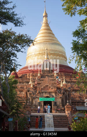 La Paya Dhammayazika dans les environs de New Bagan (Myanmar), avec son dôme doré en forme de cloche. Le temple Dhammayazika. Banque D'Images