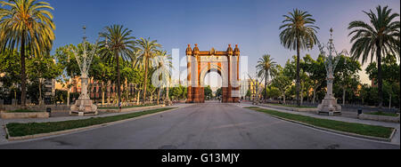 Vue panoramique de l'Arc de Triomf, Barcelone, Espagne Banque D'Images