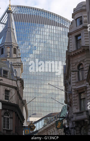 Changement de lieu - une juxtaposition d'anciens et nouveaux (20 Fenchurch Street) dans l'architecture du centre financier de Londres. Banque D'Images