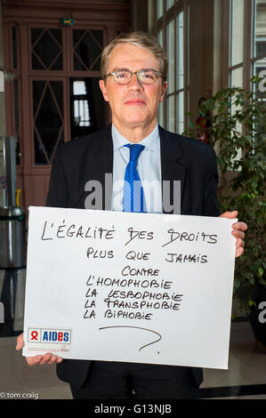 Paris, France, ONG DE LUTTE CONTRE LE SIDA AIDES, homme politique français, man Holding signes de protestation contre la discrimination, la Journée internationale contre l'homophobie, à la Mairie du 3e Patrick Bloche "l'égalité des droits, plus que jamais' maire Banque D'Images