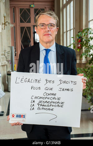 Paris, France, AIDES d'ONG SIDA, politicien français, homme tenant des signes de protestation contre la discrimination, Journée internationale contre l'homophobie, à Mairie du 3e, 'Patrick Bloche' lgbt contre l'homophobie Banque D'Images