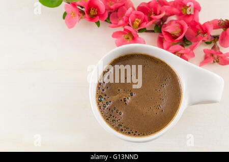 Fleurs rose japonais et une tasse de café Banque D'Images