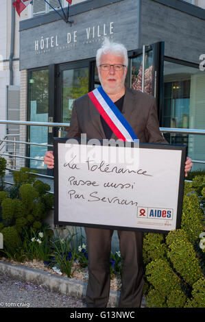 Sevran, France, ONG DE LUTTE CONTRE LE SIDA AIDES, homme politique français, man Holding signes de protestation contre la discrimination, la Journée internationale contre l'homophobie, à la Mairie du Sevran, maire Banque D'Images