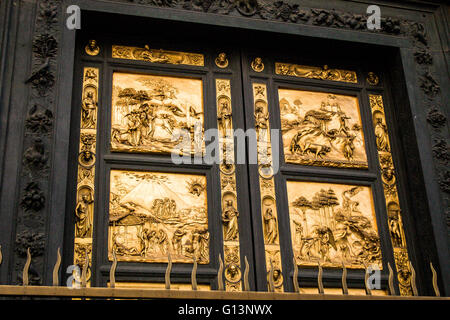 Portes du Paradis de Lorenzo Ghiberti, Florence Baptistère (Battistero di San Giovanni) (Baptistère de Saint-Jean), site du patrimoine mondial de l'UNESCO, Florence Banque D'Images