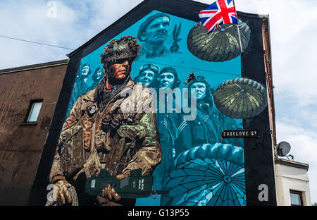 De nouvelles forces armées britanniques d'Irlande du Nord memorial peinture murale représentant un soldat et des pilotes de la RAF dans l'Est de Belfast Banque D'Images