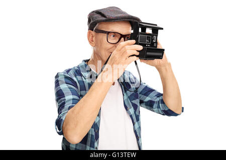 Portrait d'un photographe senior avec un appareil photo rétro tir isolé sur fond blanc Banque D'Images