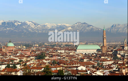 Vicenza, Italie, Basilique palladienne, maisons, monuments et Monte Summano en arrière-plan Banque D'Images