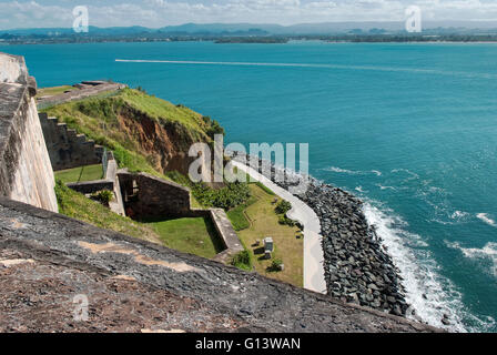 Vue panoramique sur la côte d'El Morro, la forteresse de San Juan, Puerto Rico Banque D'Images