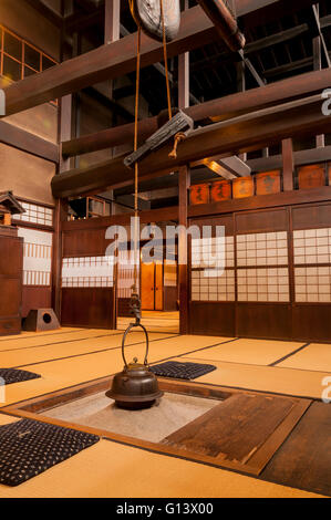 Home intérieur japonais traditionnel avec cheminée sur pot de thé Banque D'Images