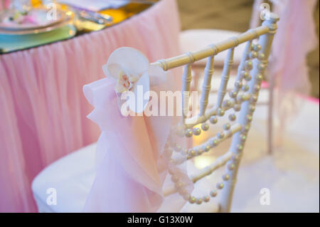 Cérémonie De Mariage Décoration de chaises et d'une gerbe de fleurs Banque D'Images