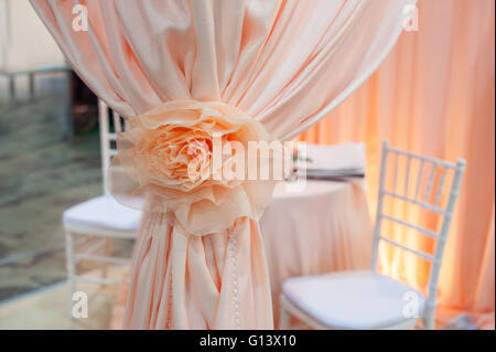 Cérémonie De Mariage Décoration de chaises et d'une gerbe de fleurs Banque D'Images