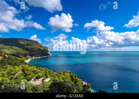 La vue quotidienne de célèbre) plage de Sirolo, Italie. Le mont Conero Parc Naturel Regional Park est un environnement écologique unique Banque D'Images