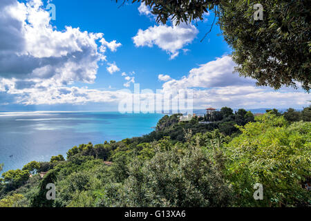 La vue quotidienne de célèbre) plage de Sirolo, Italie. Le mont Conero Parc Naturel Regional Park est un environnement écologique unique Banque D'Images