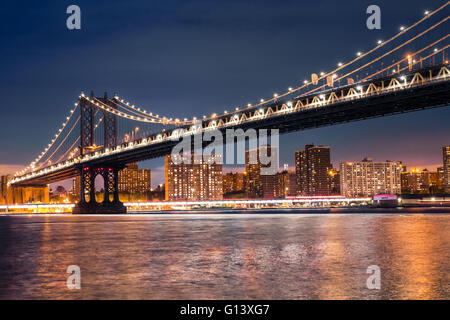 Vue sur Manhattan de Brooklyn Bridge à New York City Manhattan vu lit up at night Banque D'Images