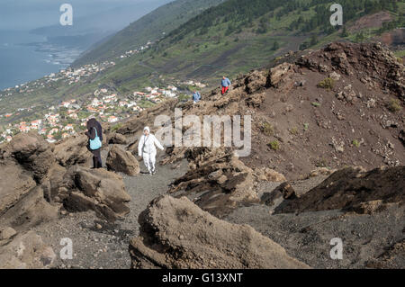 Les touristes sur le bord du volcan San Antonio dans le sud près de Fuencaliente et Los Canarios, La Palma, Canary Islands, Spain Banque D'Images