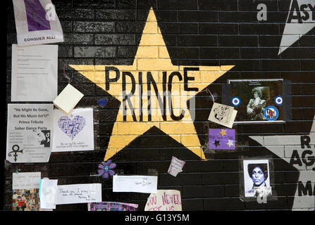 Gold Star et hommage commémoratif pour le musicien Prince à la Première Avenue et 7e Rue Entrée de nuit dans le centre-ville de Minneapolis Banque D'Images